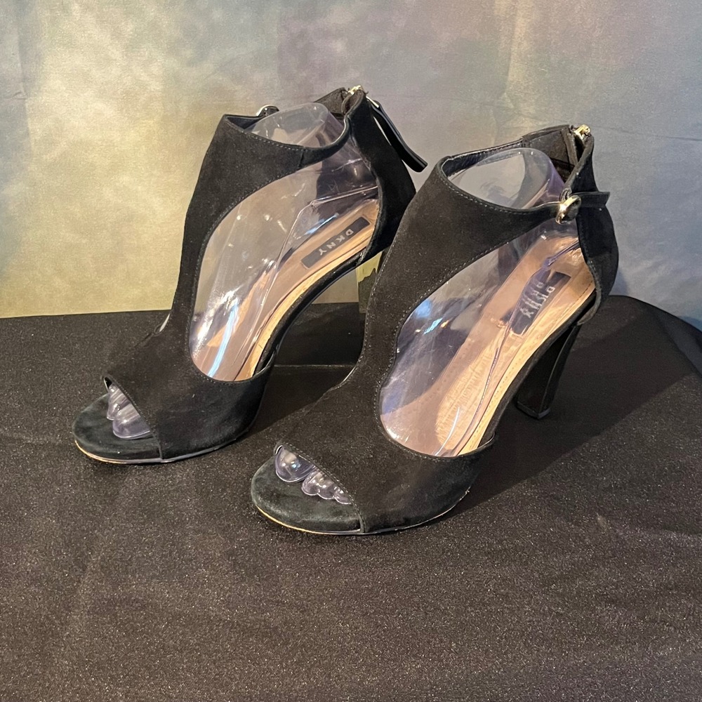 DKNY Colby Black Suede‎ Peep Toe Cut Out T-Strap Zipper High Heels Size 8.5 39